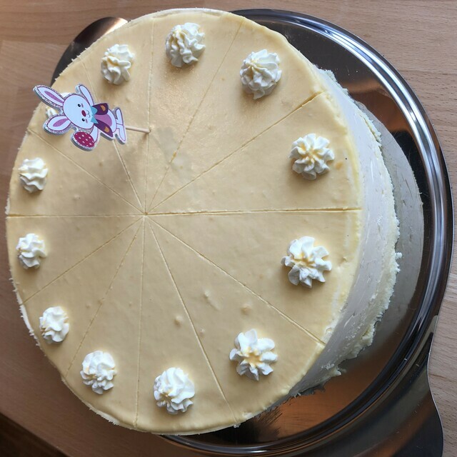 Eierlikörtorte mit Himbeeren